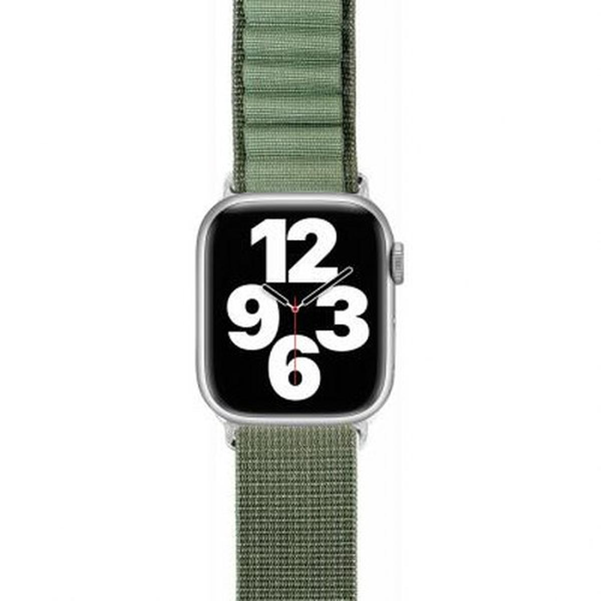 Apple Watch con cinturino in tessuto verde. Quadrante mostra i numeri 12, 9, 3 e 6.