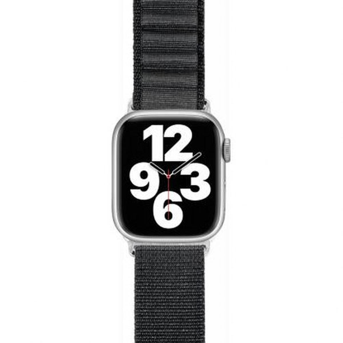 Apple Watch con cinturino in tessuto nero. Quadrante mostra i numeri 12, 9, 3 e 6.