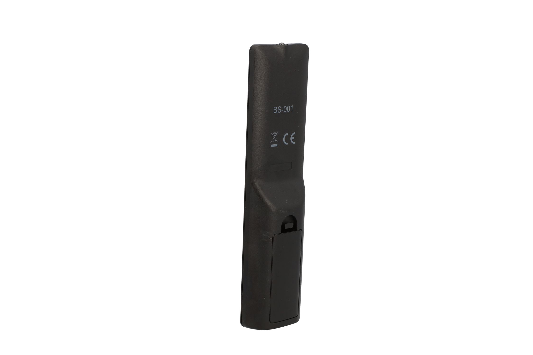 Die Rückseite einer schwarzen Fernbedienung mit Batteriefach und Modellnummer.