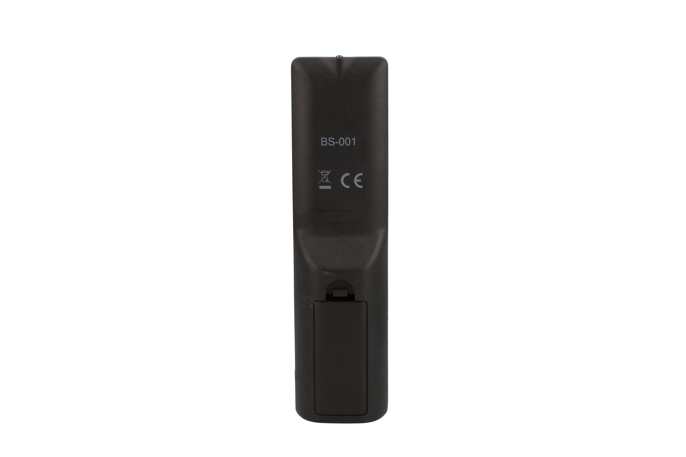 Die Rückseite einer schwarzen Fernbedienung mit Batteriefach und Modellnummer.