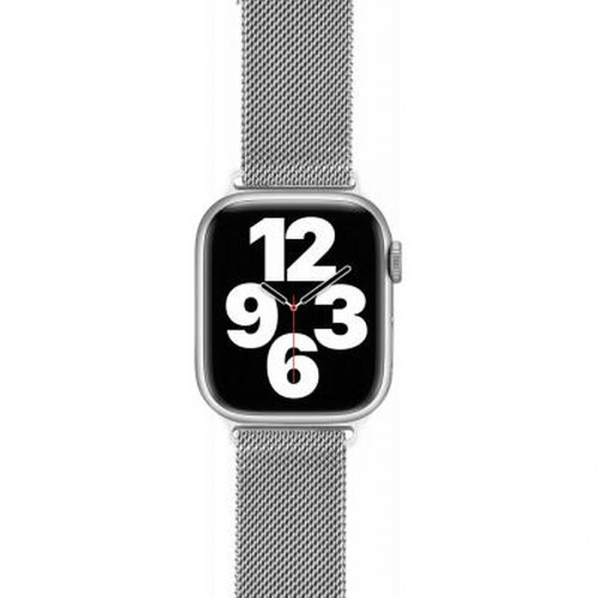 Apple Watch con schermo nero e ora, su un cinturino in rete metallica argentata.