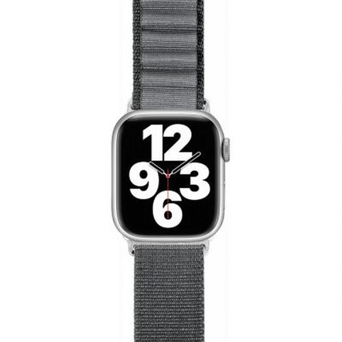 Apple Watch mit schwarzem Bildschirm, der die Zeit auf einem grauen Armband anzeigt.