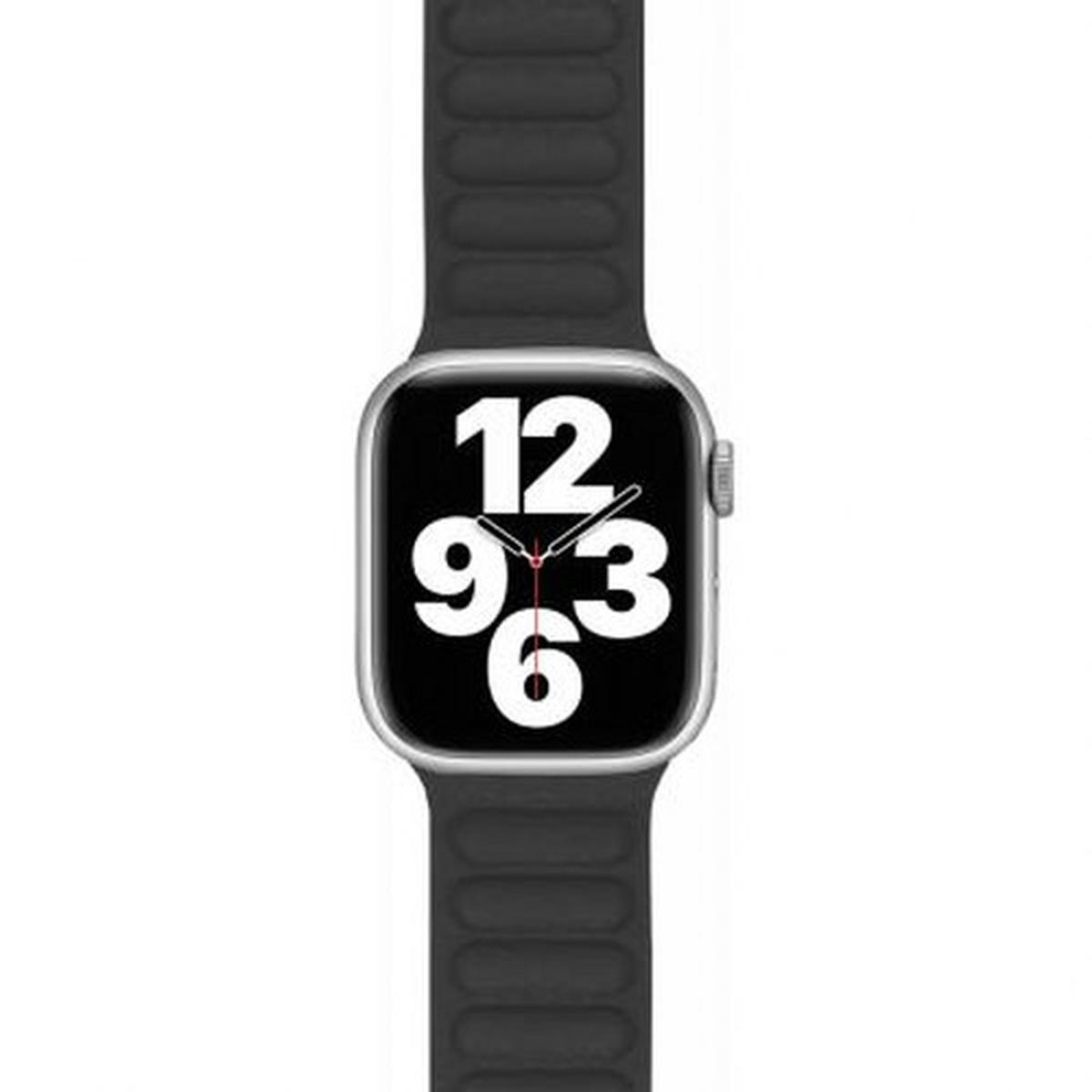 Apple Watch su cinturino nero. Il display mostra l'ora 9:36. Cinturino marrone.