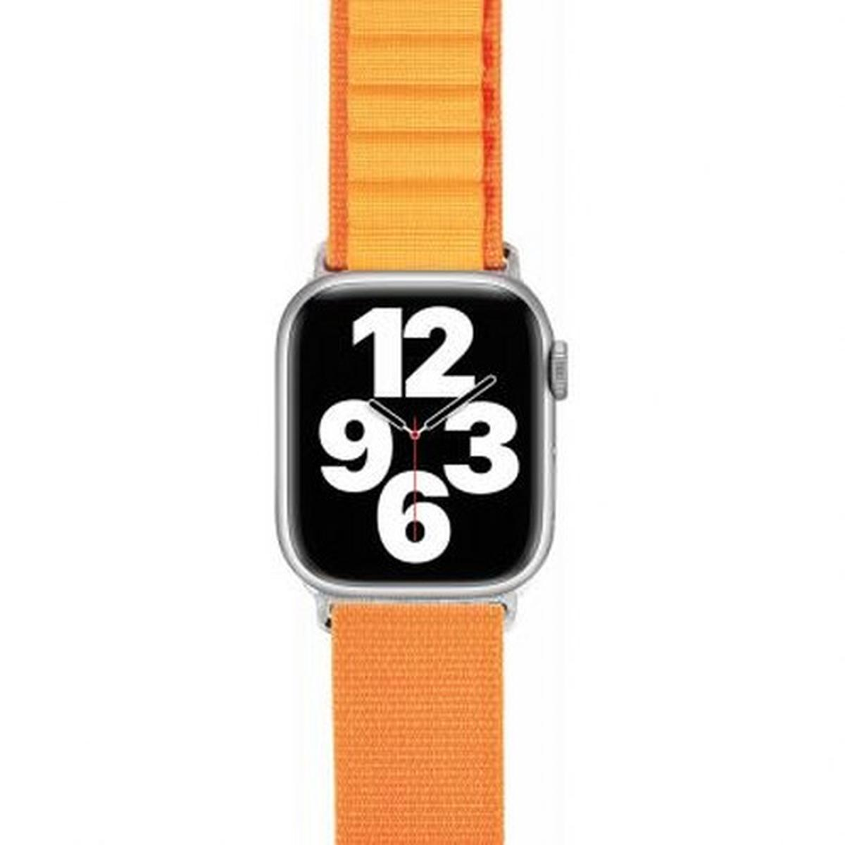 Apple Watch con cinturino arancione che mostra l'ora. Su sfondo bianco.