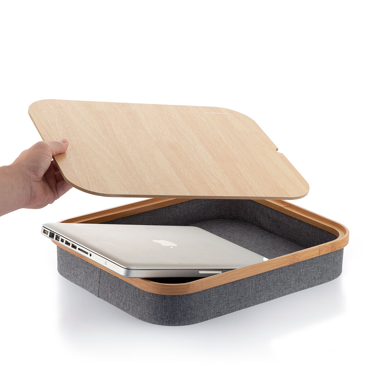 Person öffnet einen Schoßschreibtisch. Der Schreibtisch hat eine Holzplatte, eine graue Stoffbasis, und ein Laptop.