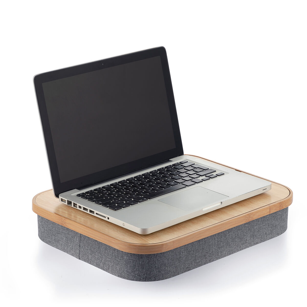 Laptop auf einem hölzernen Schoßschreibtisch. Der Schreibtisch hat eine graue Kissenbasis.