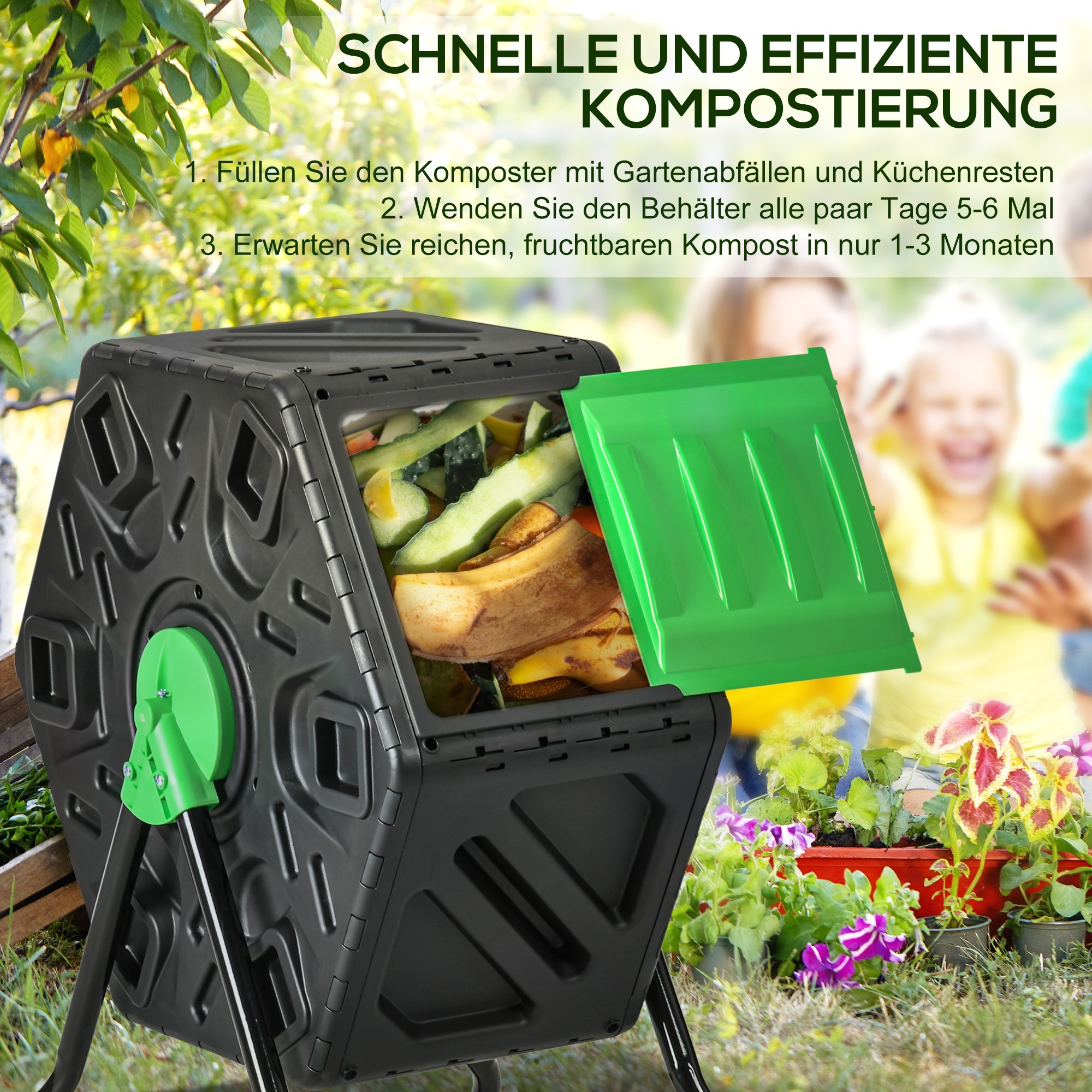Ein schwarzer Komposteimer mit offenem grünen Deckel, gefüllt mit Abfällen, in einem Garten.