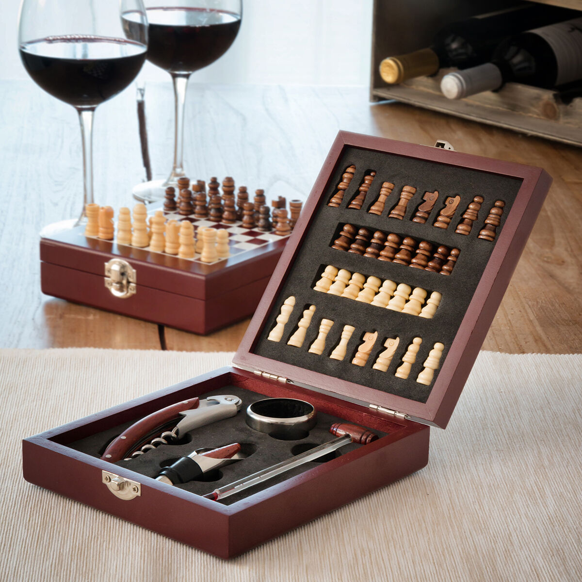 Juego de ajedrez con piezas, copas de vino y sacacorchos. Tablero visible.
