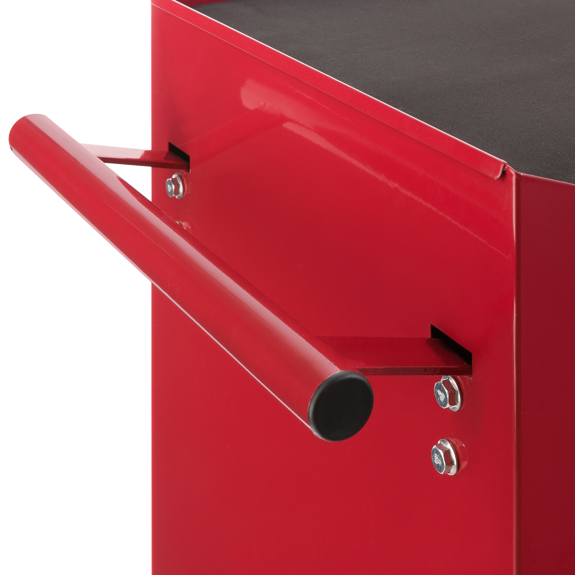 Roter Werkzeugkasten aus Metall, Nahaufnahme des Griffs. Weißer Hintergrund.