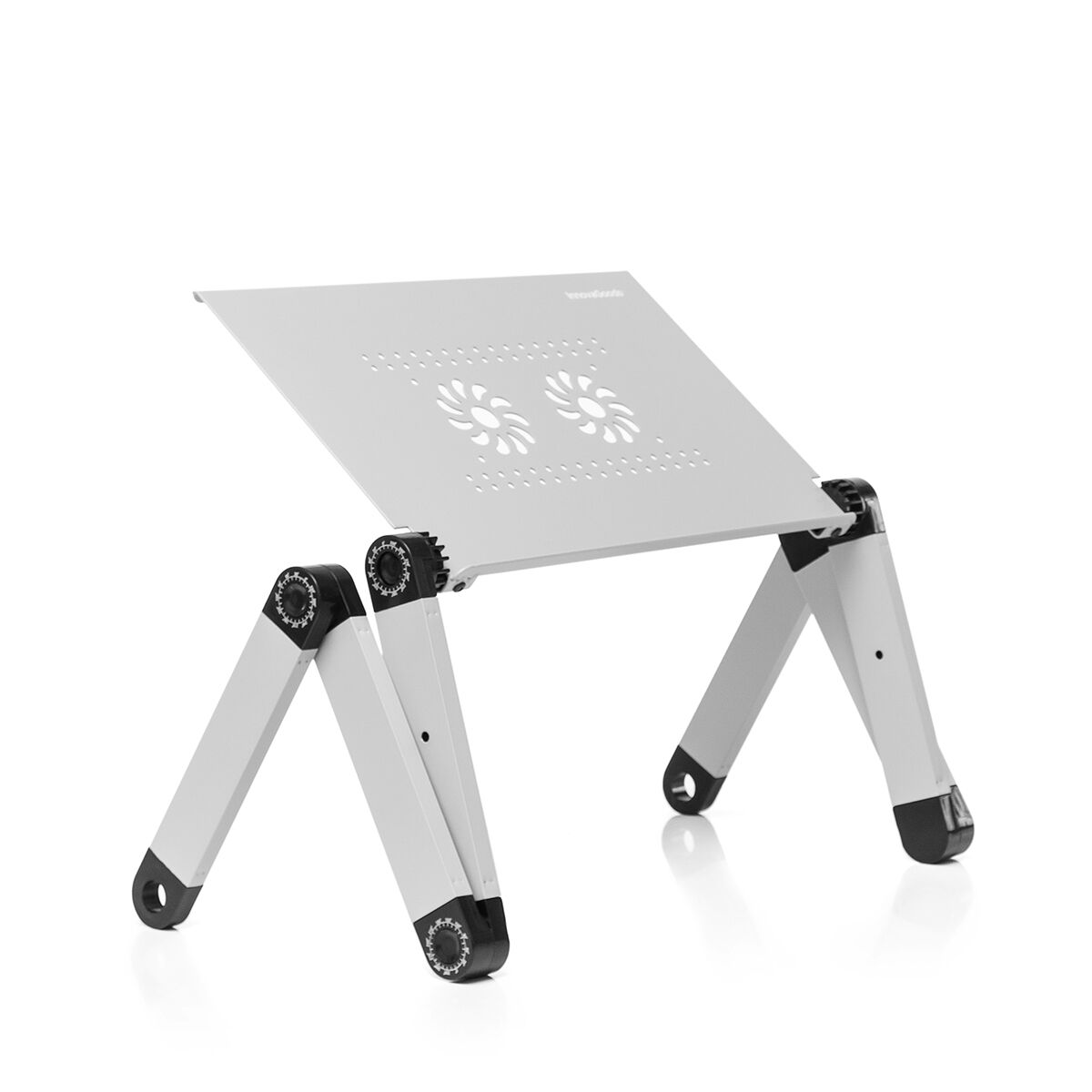 Un supporto per laptop regolabile bianco e argento su sfondo bianco.
