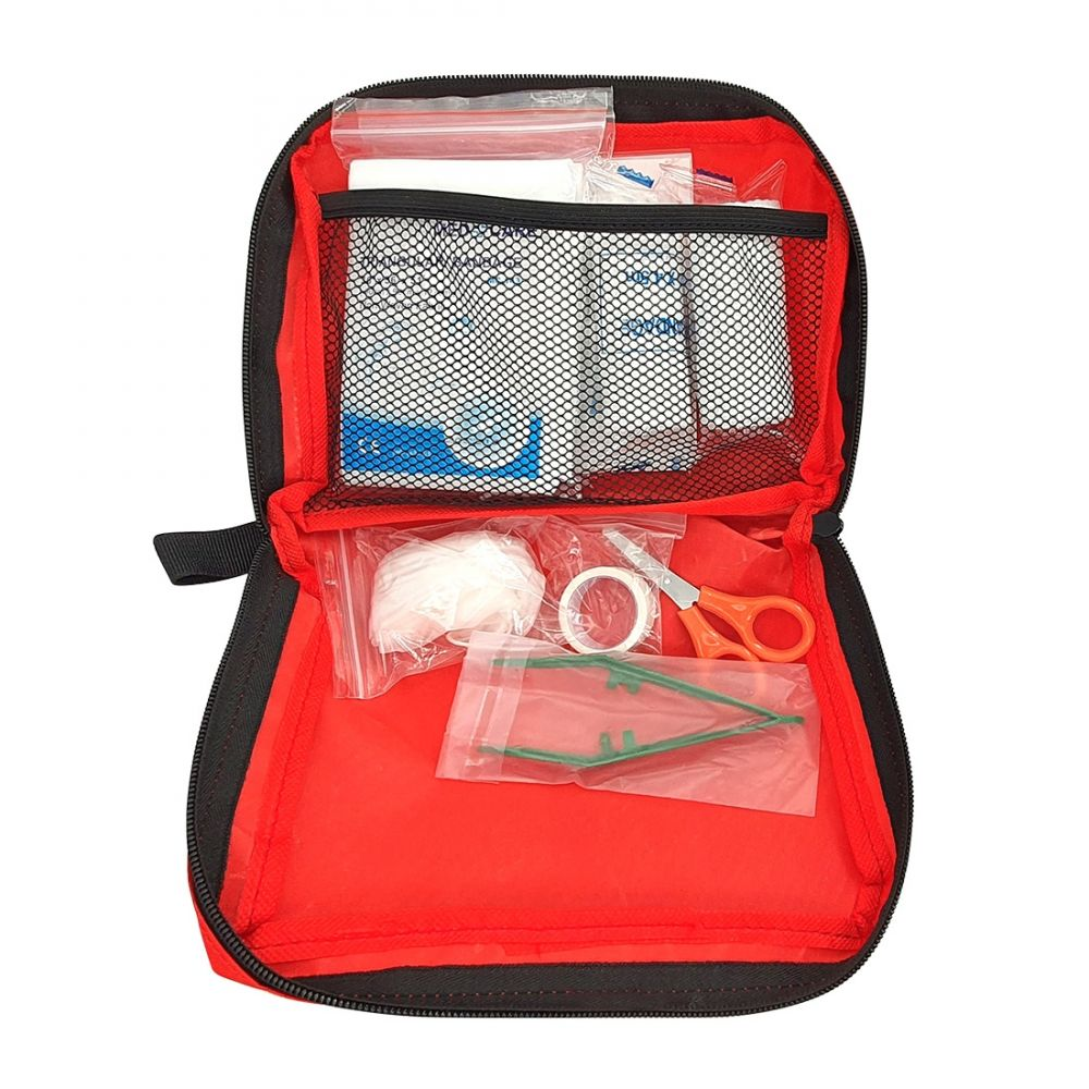Kit di pronto soccorso rosso e nero aperto con vari articoli medici all'interno, su sfondo bianco.