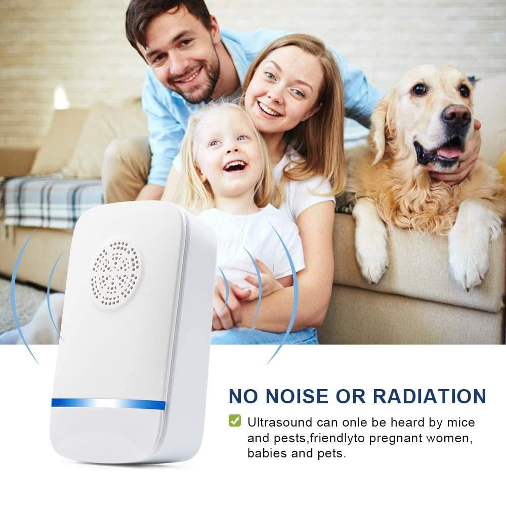 Ein weißes Gerät mit blauem Band, mit Text, und eine Familie mit einem Hund im Hintergrund.