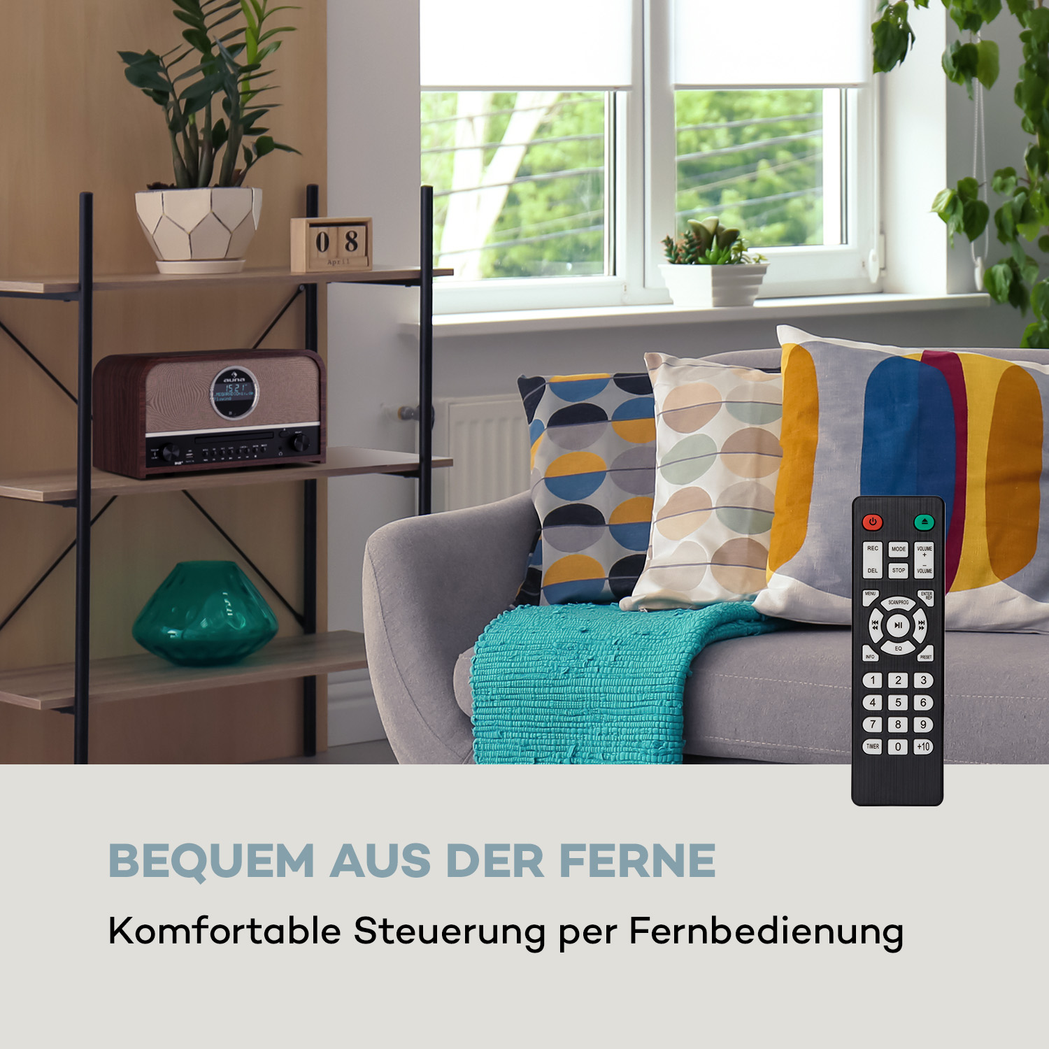 Eine Fernbedienung auf einem grauen Sofa mit Text darunter.