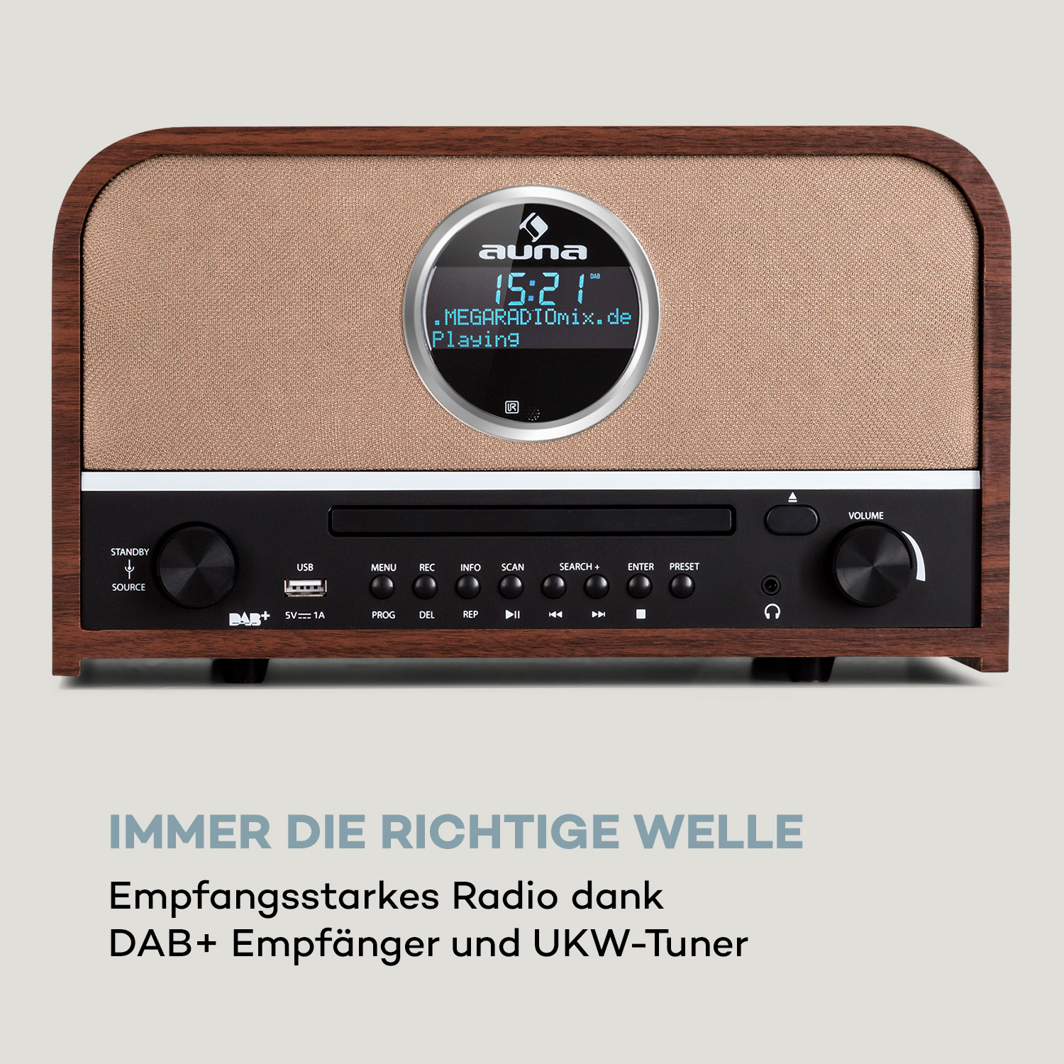 Radio mit braunem Holzrahmen. Zeigt Zeit und Senderinformationen an. Hat Tasten für verschiedene Funktionen.