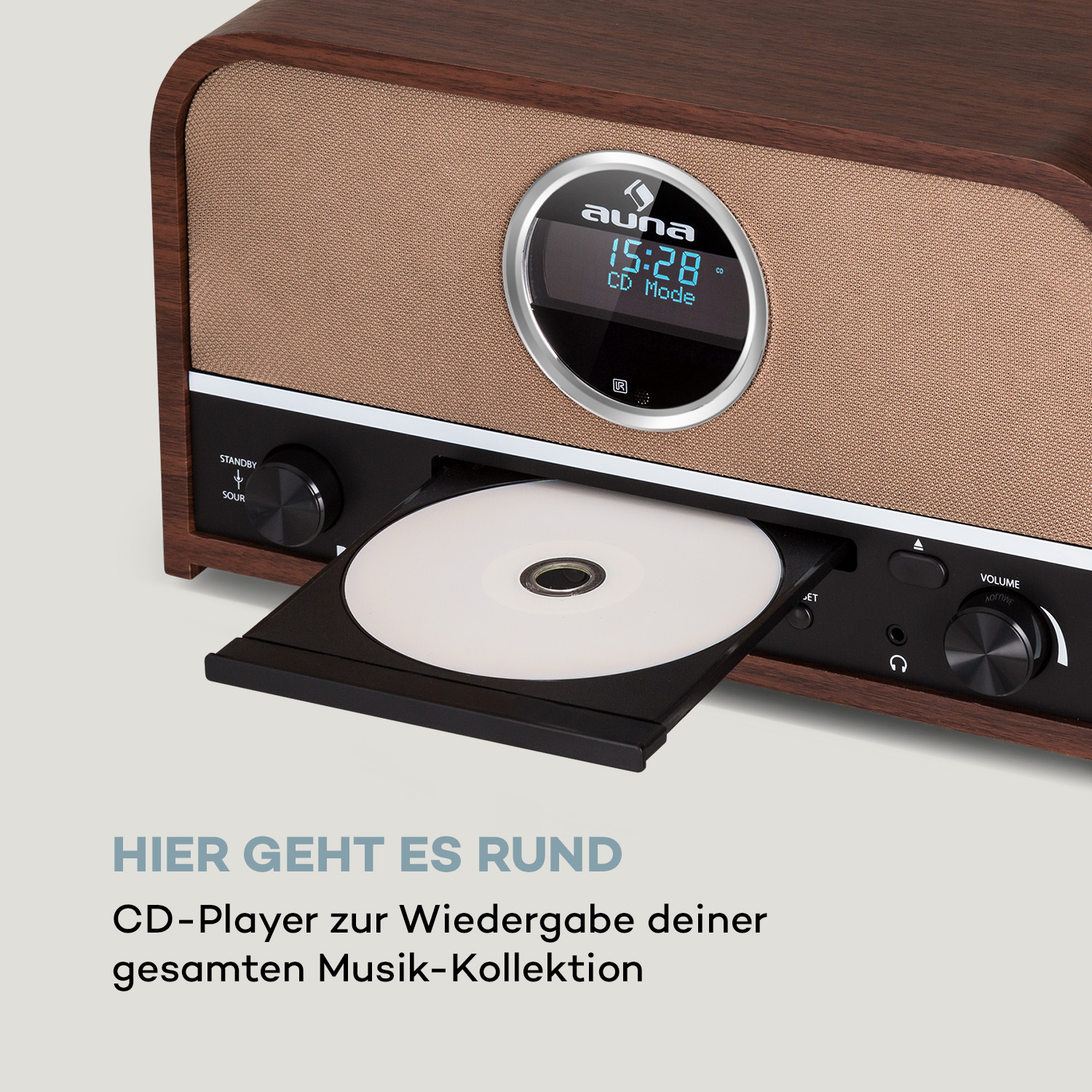 Holzradio mit CD-Player, CD-Fach offen, zeigt die Uhrzeit. Braun und Schwarz.