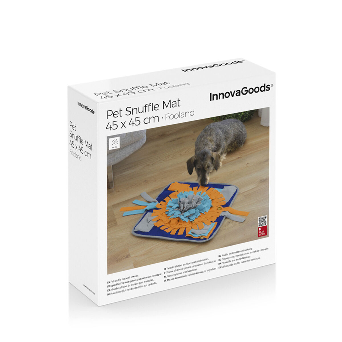 Giocattolo per cani con cane sullo sfondo. Scatola bianca con testo. Pavimento in legno.