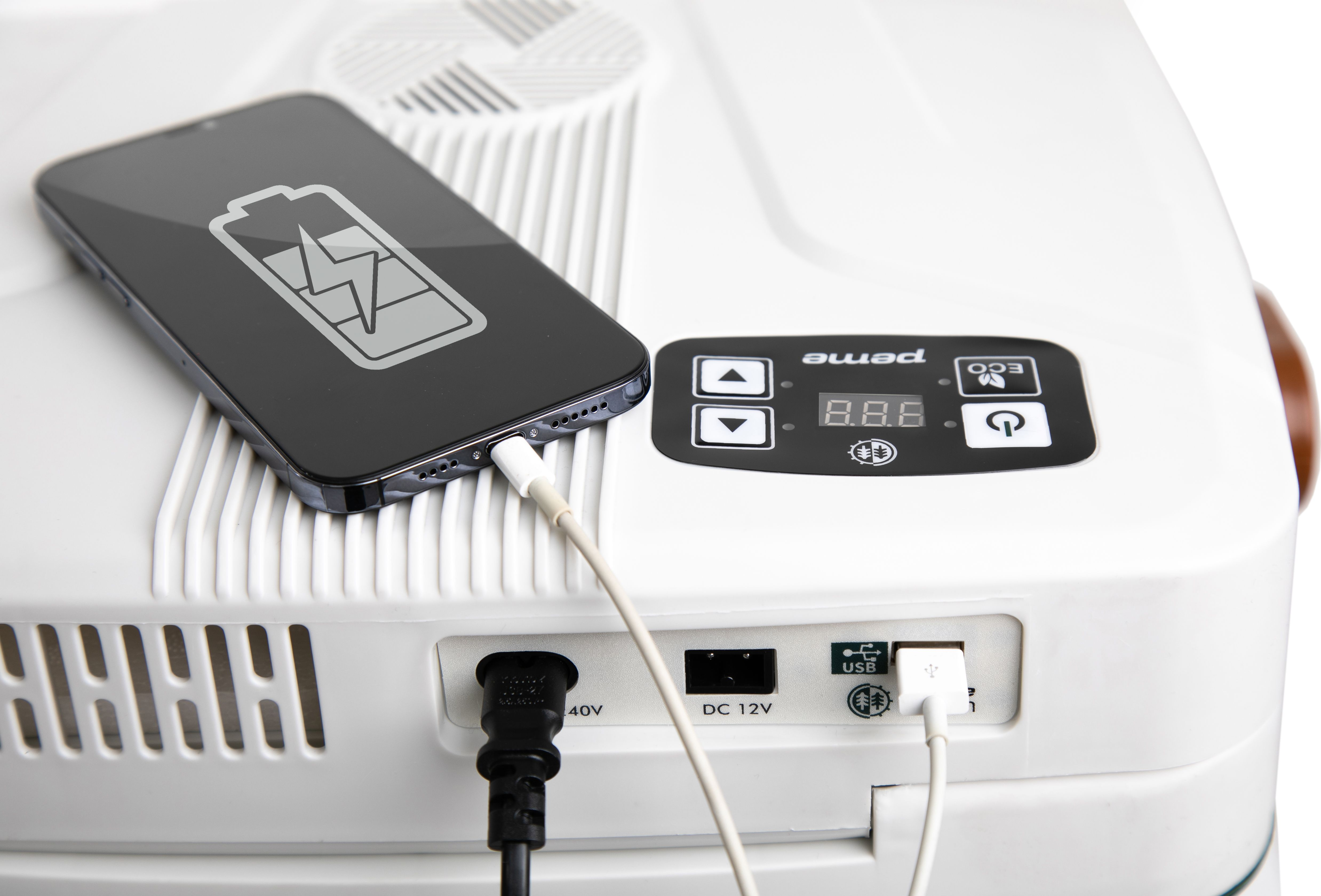 Un teléfono negro cargándose en un refrigerador blanco. El refrigerador tiene una pantalla digital y puertos USB.