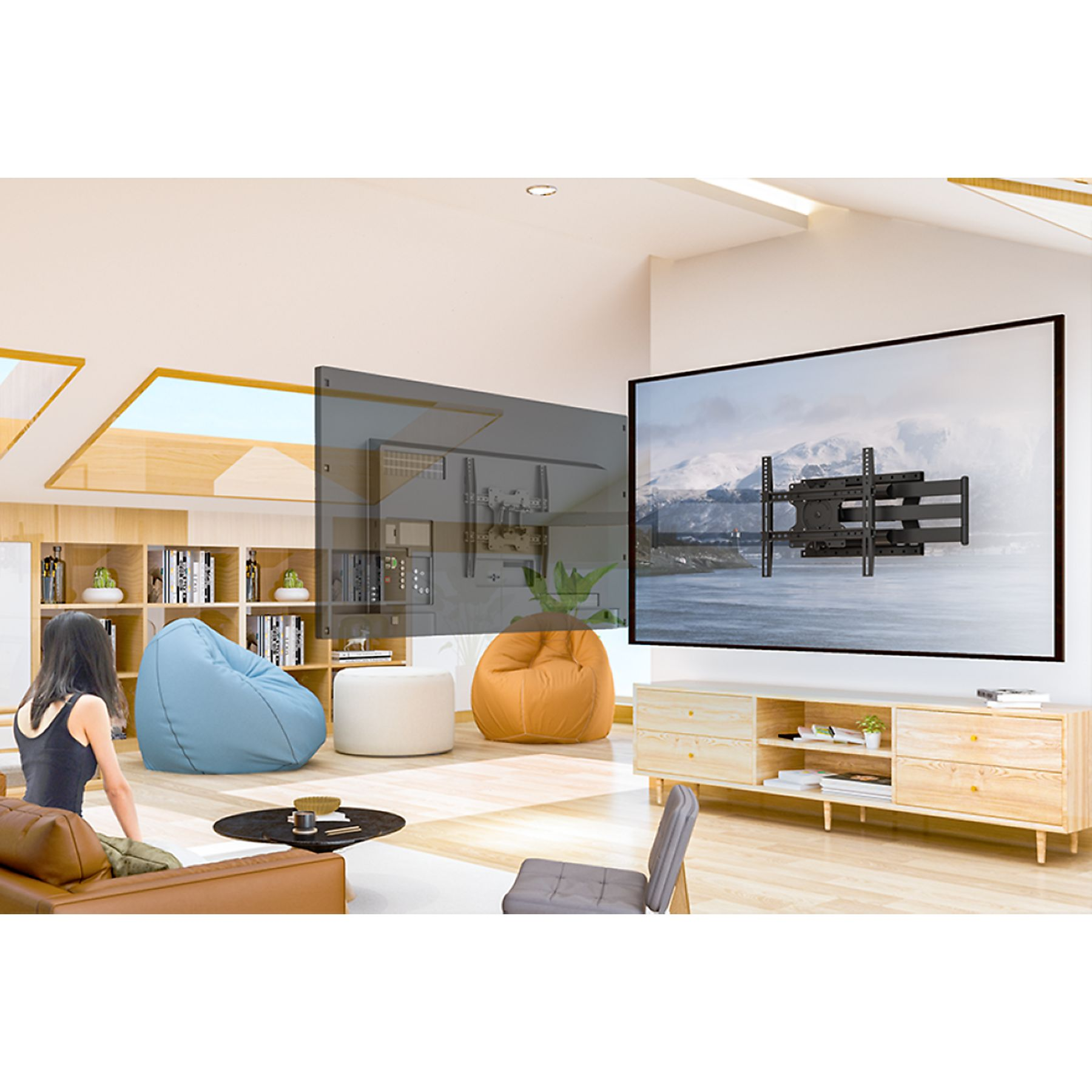 Woonkamer met gemonteerde tv, vrouw op bank en zitzakken. Witte en houten meubels.