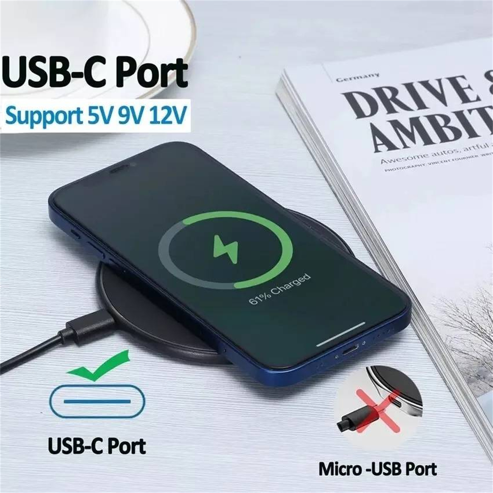 Telefon, das drahtlos auf einem schwarzen Pad geladen wird, mit USB-C-Anschluss und Text, der 61 % Ladung anzeigt.