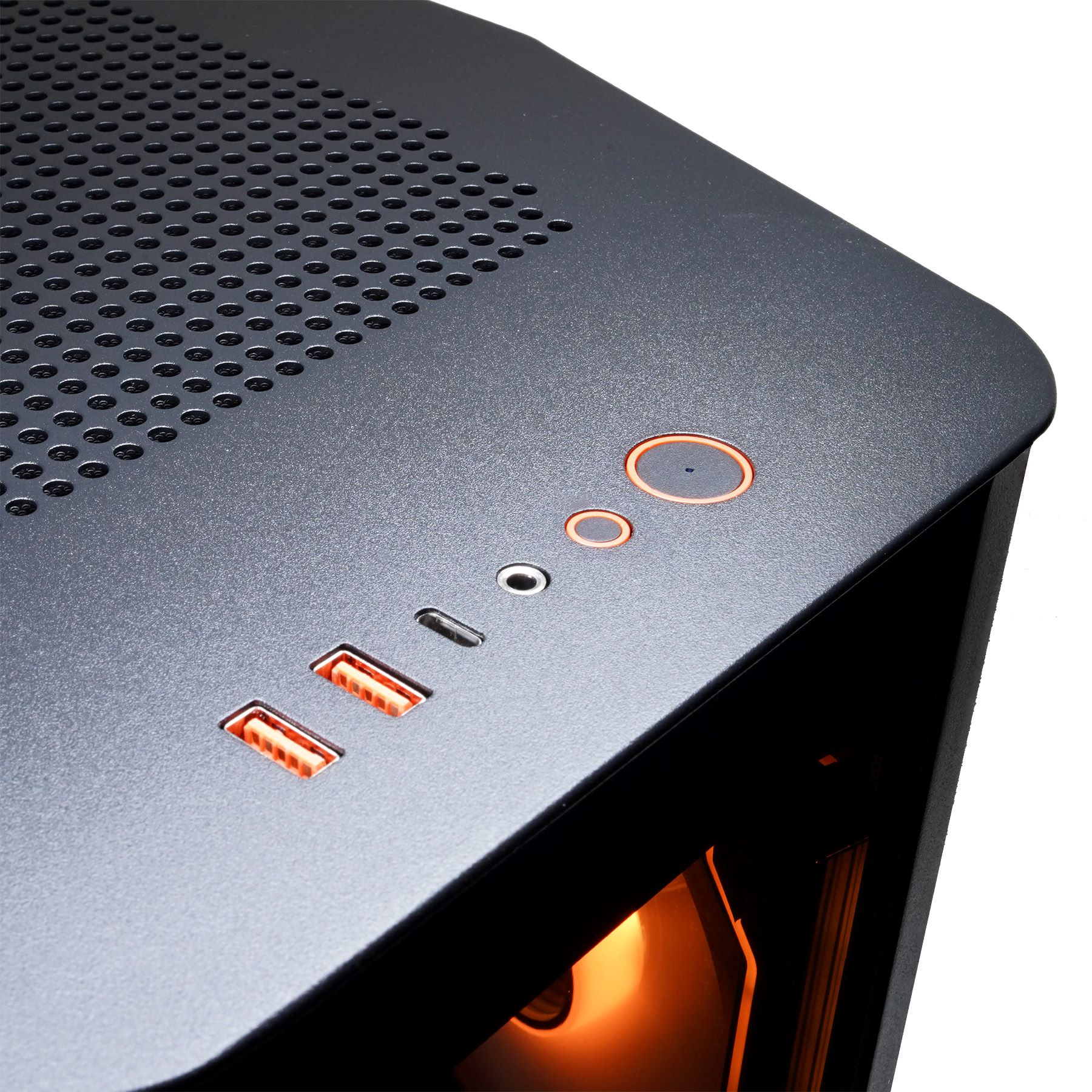 Nahaufnahme eines Computergehäuses mit orangefarbenen Strom- und USB-Anschlüssen und schwarzer Oberfläche.