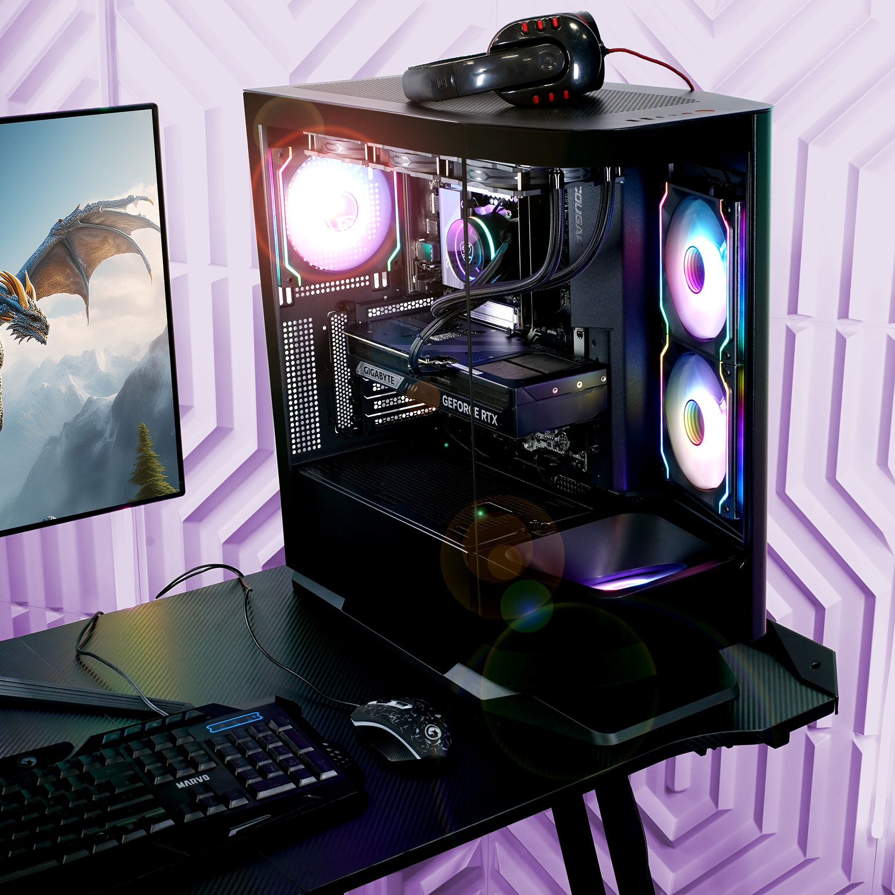 Ein Gaming-PC mit Monitor, Tastatur, Maus und Kopfhörern auf einem Schreibtisch. Der PC hat Lichter.