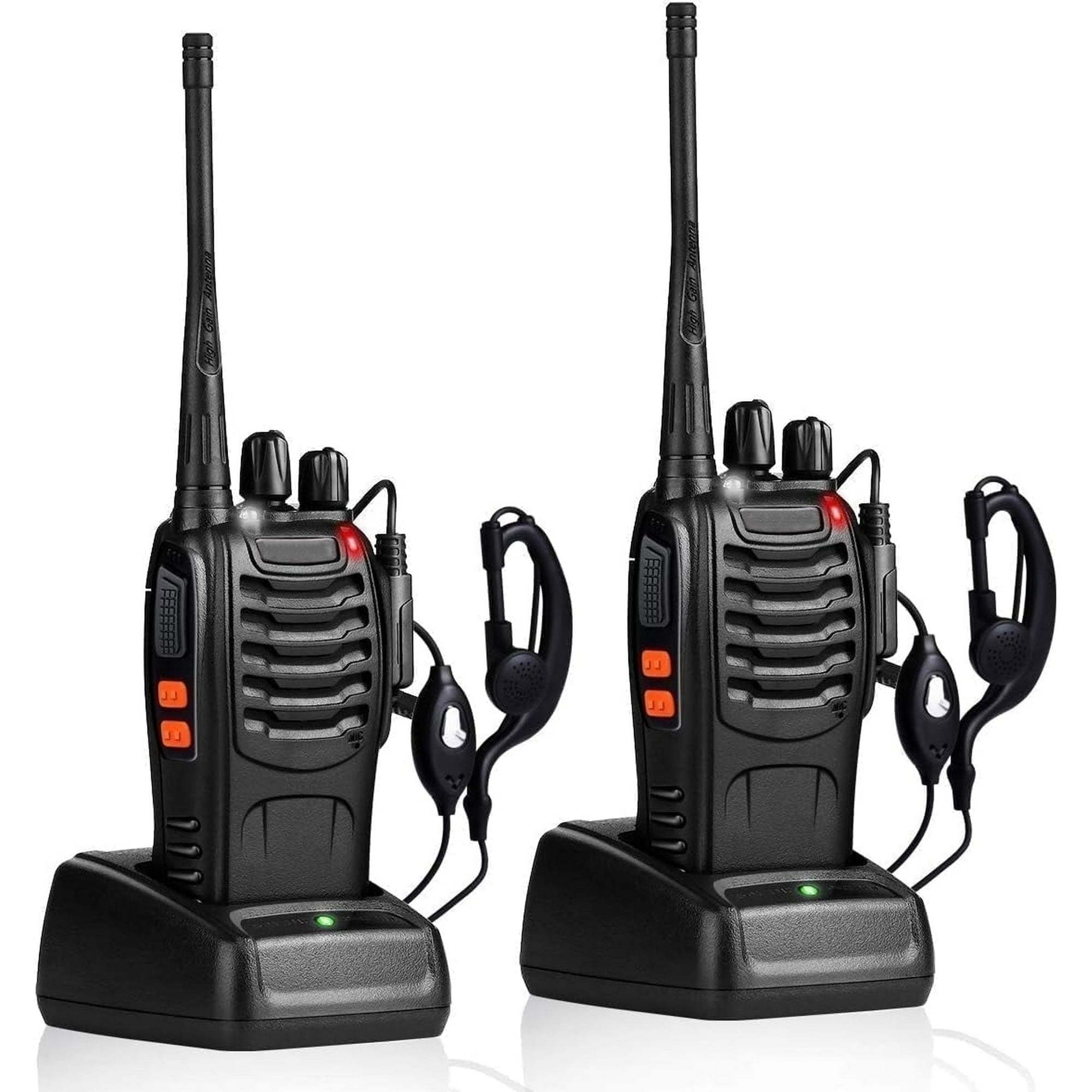 Zwei schwarze Walkie-Talkies auf Ladestationen. Jedes hat eine Antenne und Knöpfe. Kopfhörer enthalten.