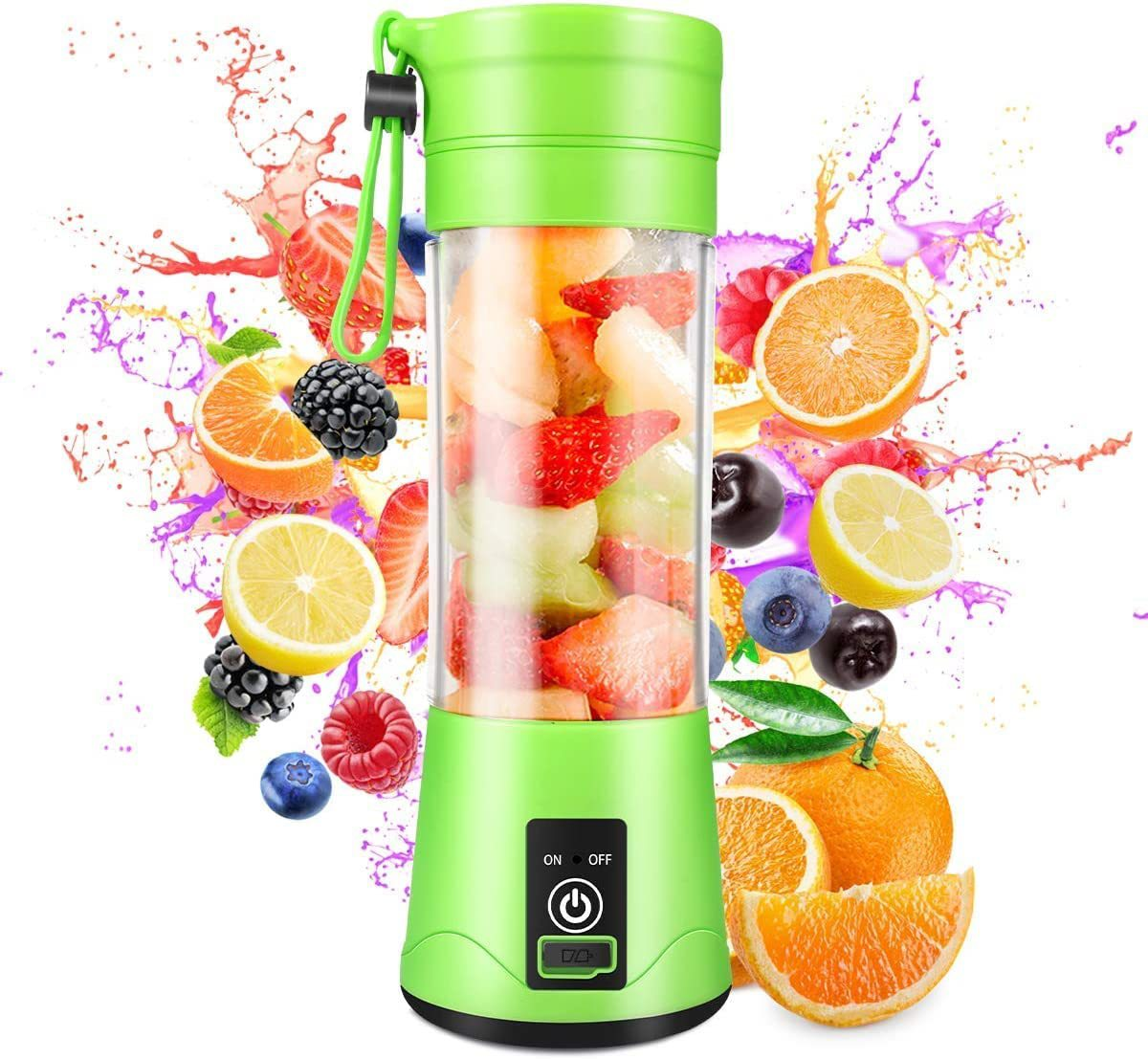 Grüner tragbarer Mixer mit Früchten gefüllt. Früchte sind Orangen, Erdbeeren und Beeren, weißer Hintergrund.