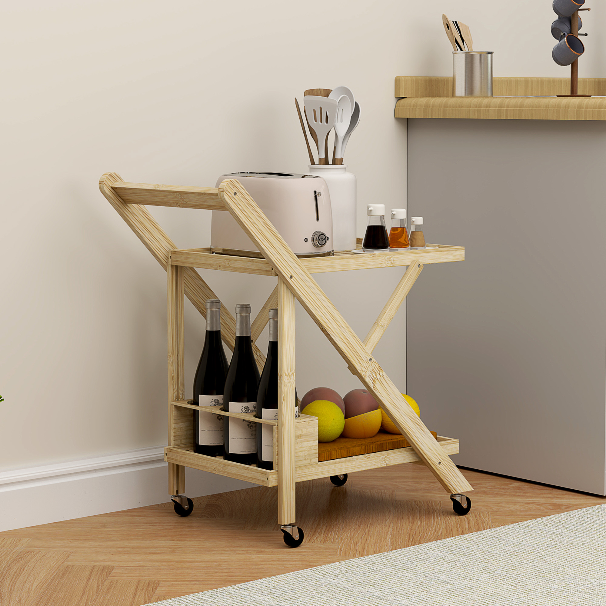 Servierwagen aus Holz mit Weinflaschen, Obst und Toaster. Der Wagen steht auf Holzboden.