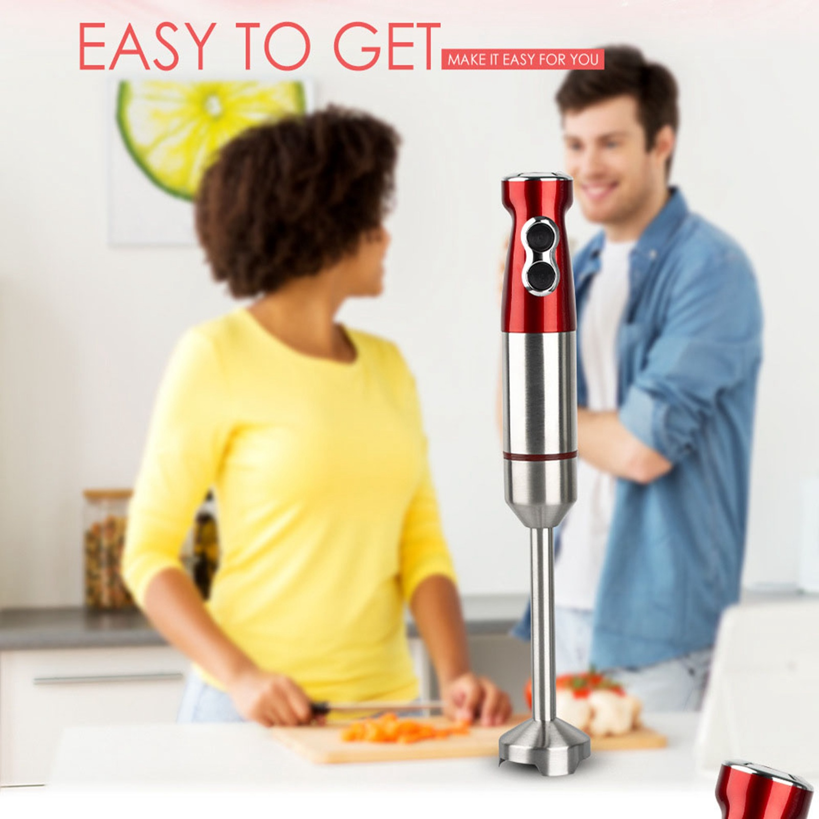 Zwei Personen, eine hackt Gemüse mit einem roten Stabmixer. Der Mixer und das Gemüse sind im Fokus.
