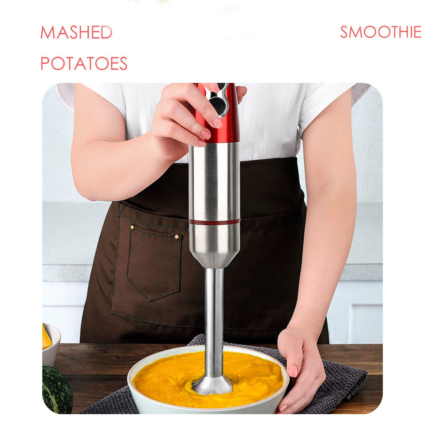 Person verwendet Stabmixer, um Suppe in einer weißen Schüssel zu mixen. Der Mixer ist rot und silber.