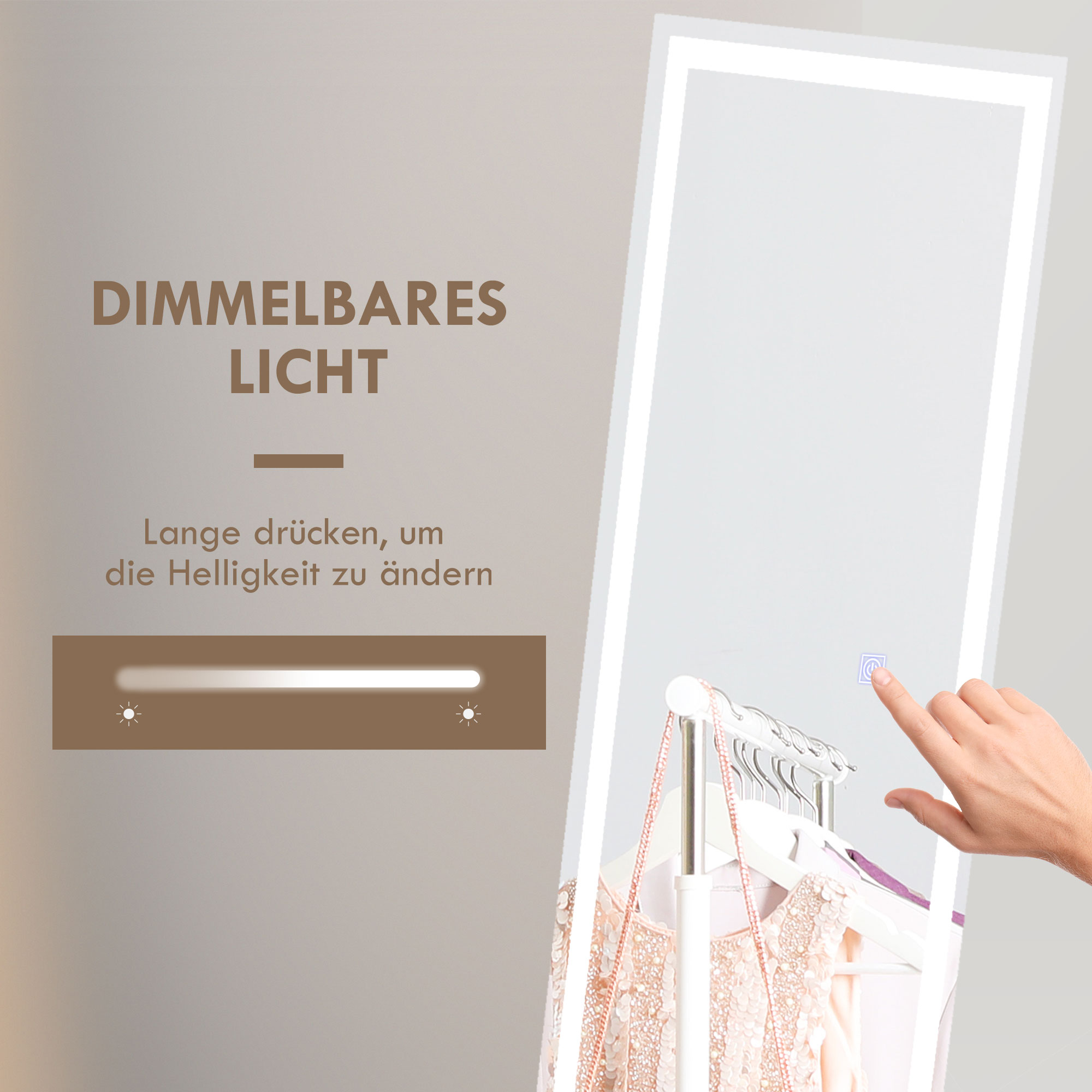 Ein hoher Spiegel mit Licht, eine Hand berührt den Berührungssensor. Kleider hängen vor dem Spiegel.