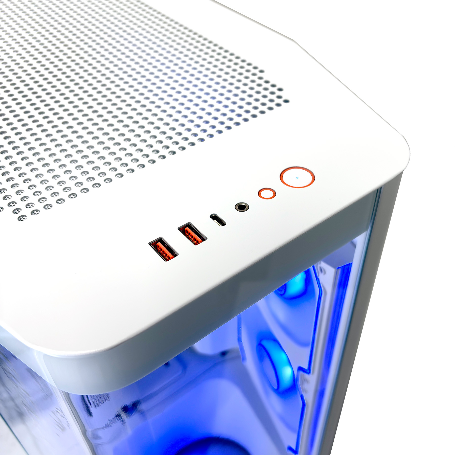 Nahaufnahme eines weißen Computergehäuses mit Lüftungsschlitzen, USB-Anschlüssen und einem Einschaltknopf.