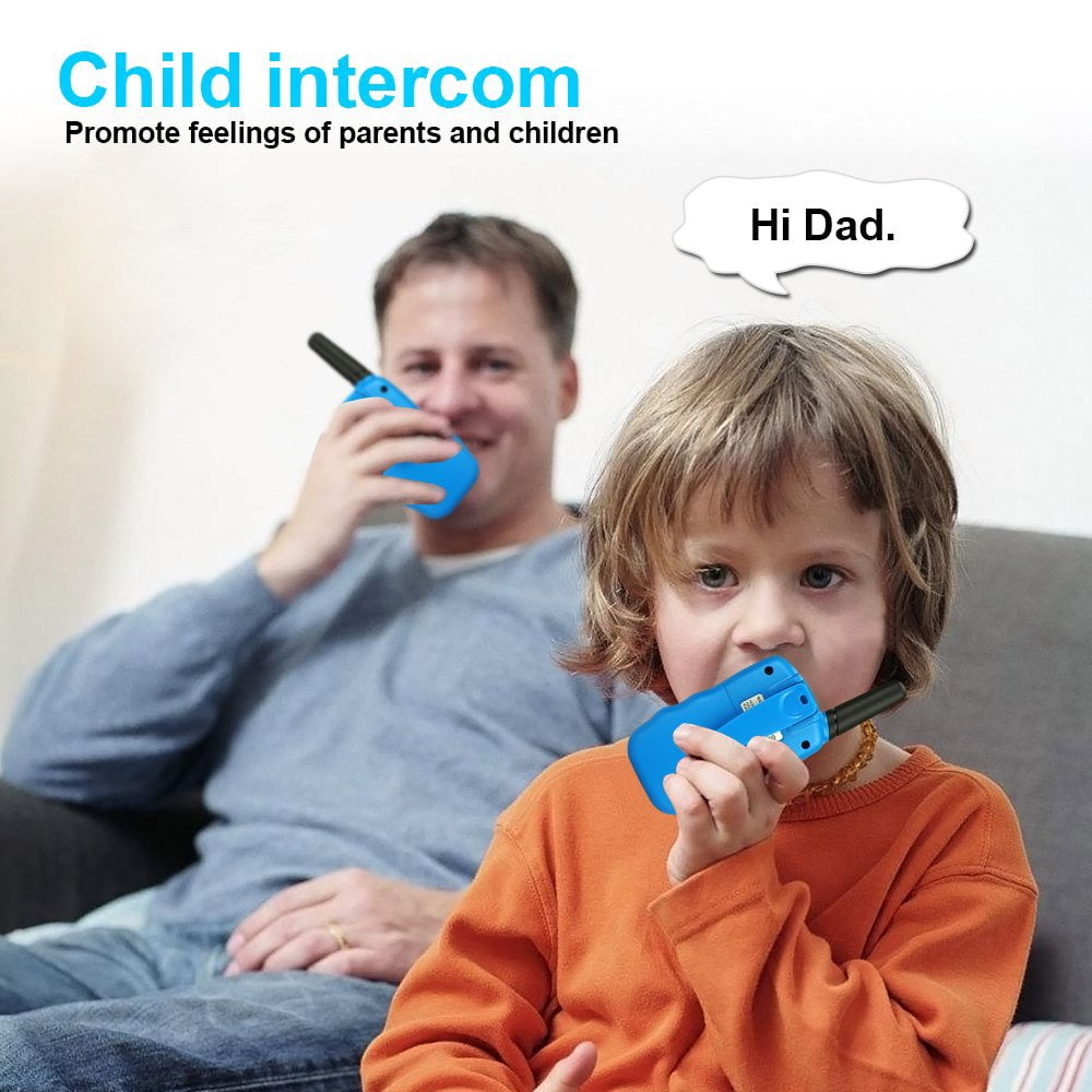 Ein Vater und sein Sohn sprechen über blaue Walkie-Talkies. Der Sohn sagt: „Hallo Papa“.