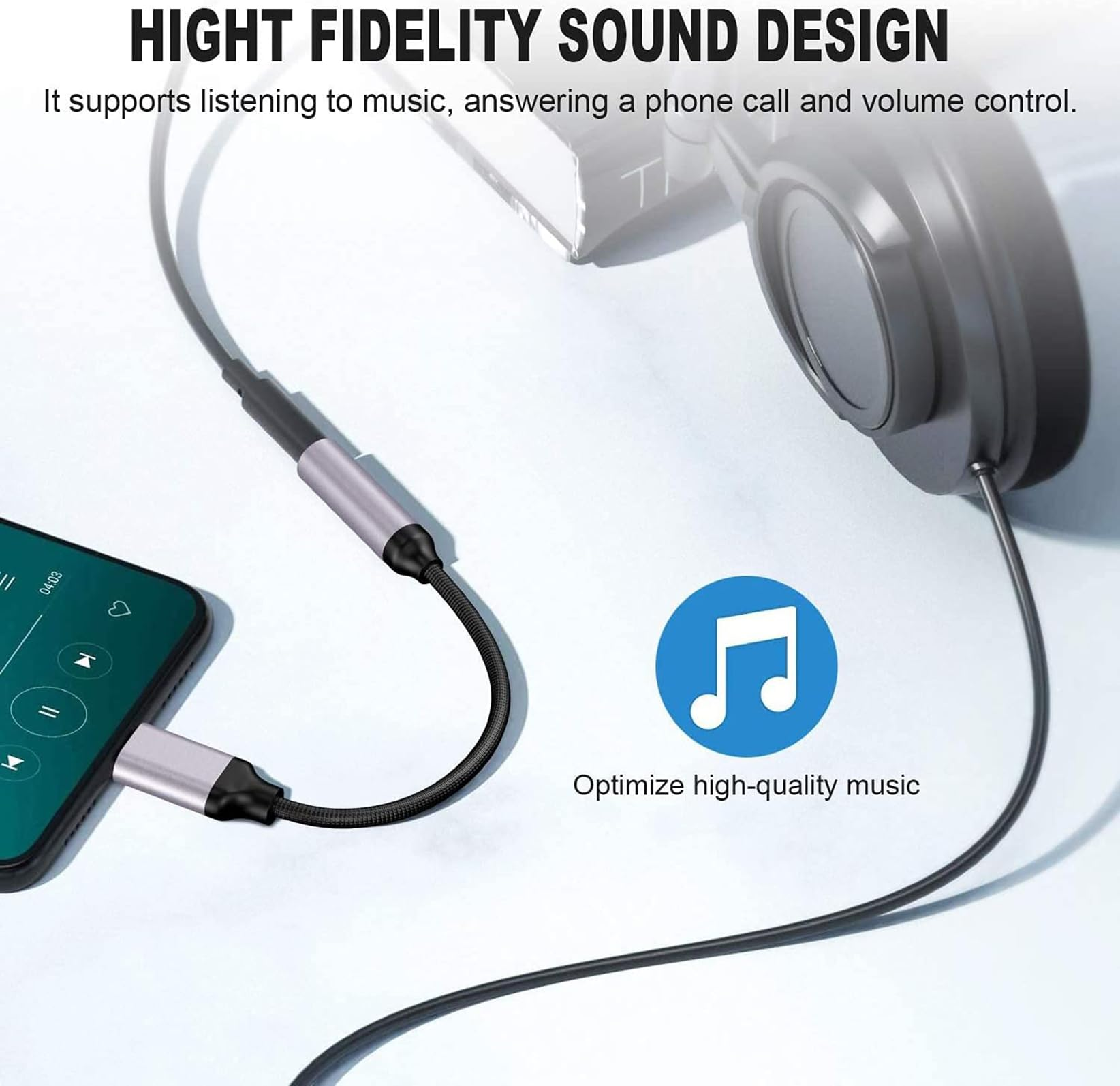 Ein Telefon, das mit einem Adapter und Kopfhörern verbunden ist, mit Text über High-Fidelity-Sounddesign.