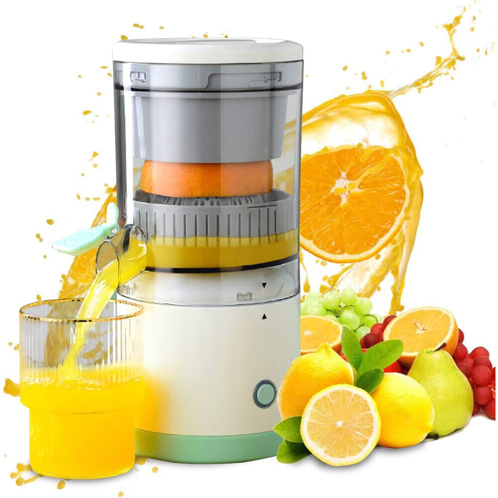 Entsafter mit Früchten. Orangensaft fließt. Geschnittene Zitronen, Orangen und eine Birne sind vorhanden.