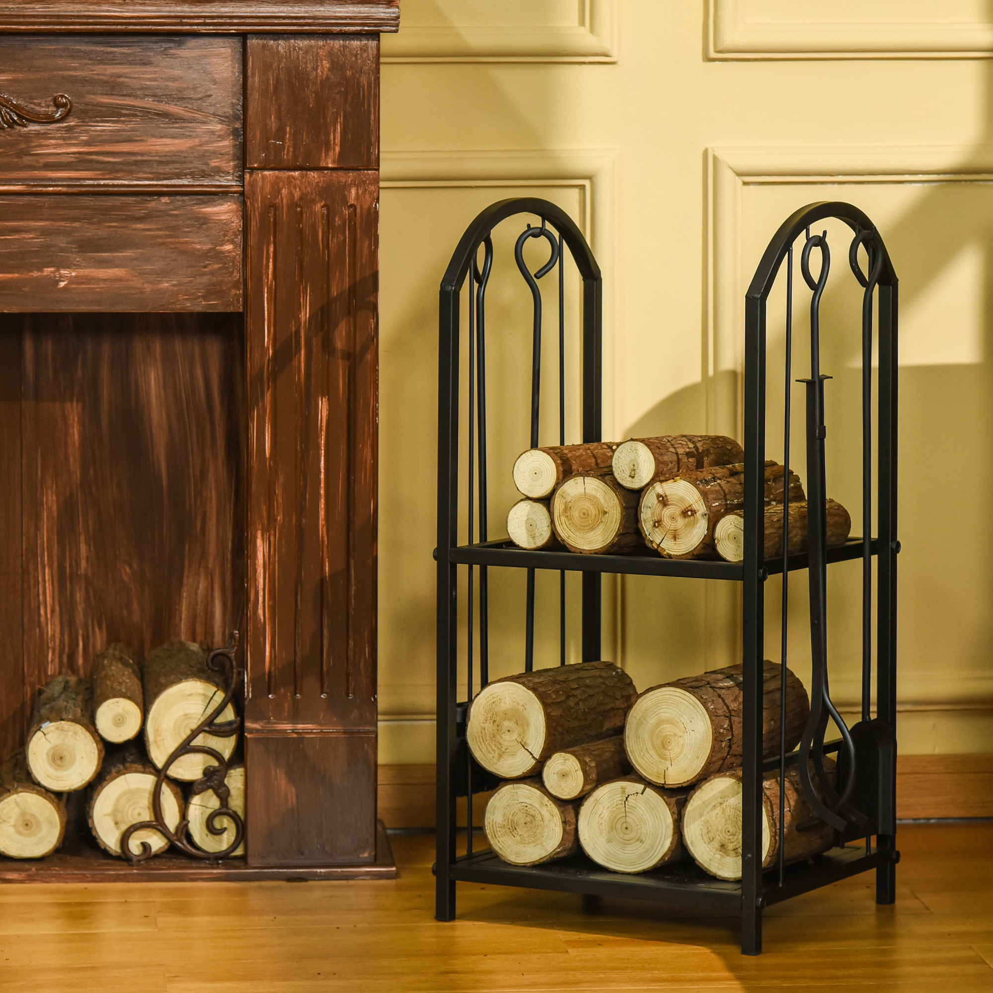 Kamin mit einem Holzhalter. Holzscheite sind gestapelt. Kamin und Halter sind braun und schwarz.