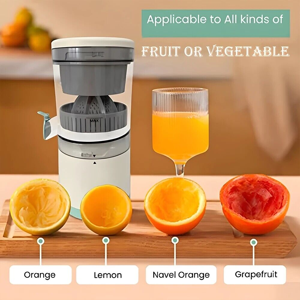 Ein Entsafter mit Orangen und einem Glas Saft. Der Entsafter ist weiß und grau. Der Saft ist orange.