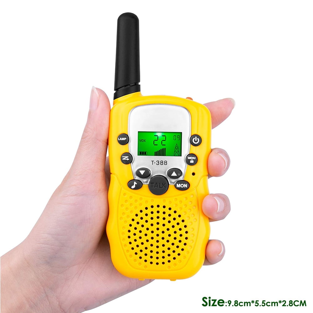 Ein gelbes Walkie-Talkie in einer Hand. Es hat eine Antenne und einen Bildschirm. Die Größe ist 9,8*5,5*2,8 cm.