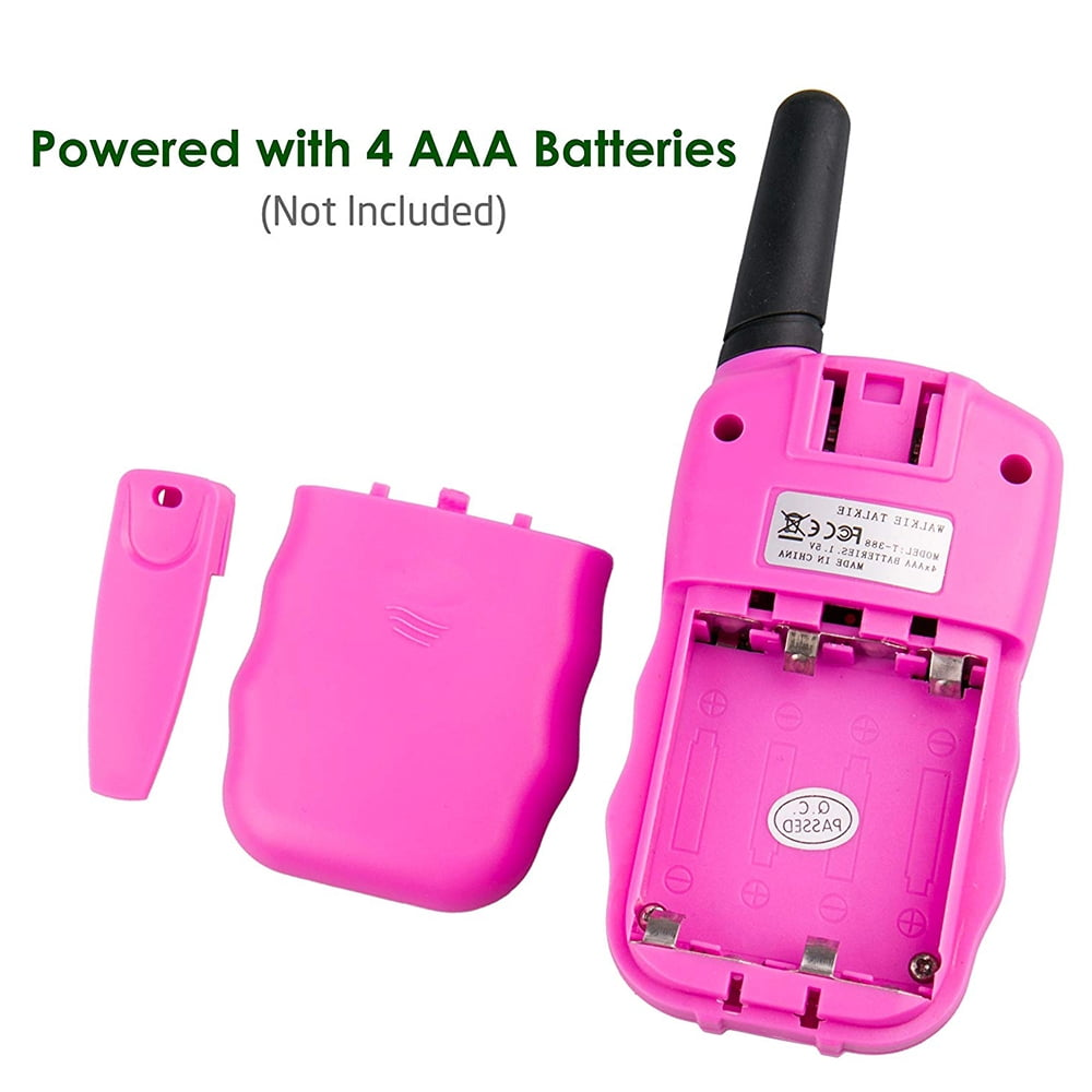 Die Rückseite eines rosa Walkie-Talkies mit Batterien. Zeigt, wo die Batterien eingelegt werden müssen.