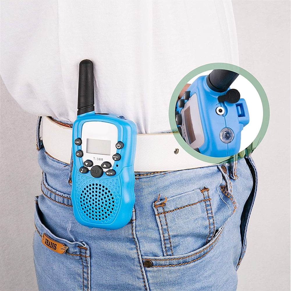 Ein blaues Walkie-Talkie, das an der Hosentasche einer Person befestigt ist. Eine Nahaufnahme zeigt die seitlichen Knöpfe und den Anschluss.