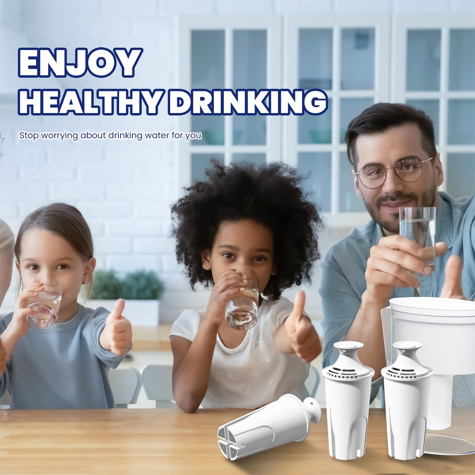 Eine Familie trinkt Wasser aus Gläsern, mit einem Wasserfilter und Filtern im Vordergrund.