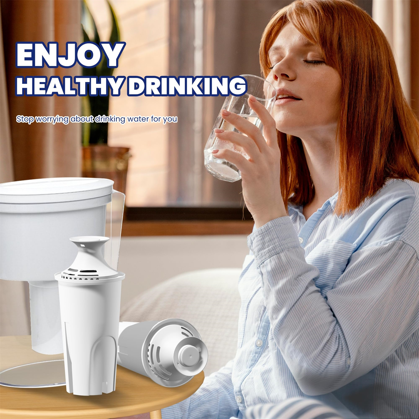 Frau trinkt Wasser aus einem Glas mit Wasserfiltern und Text über gesundes Trinken.