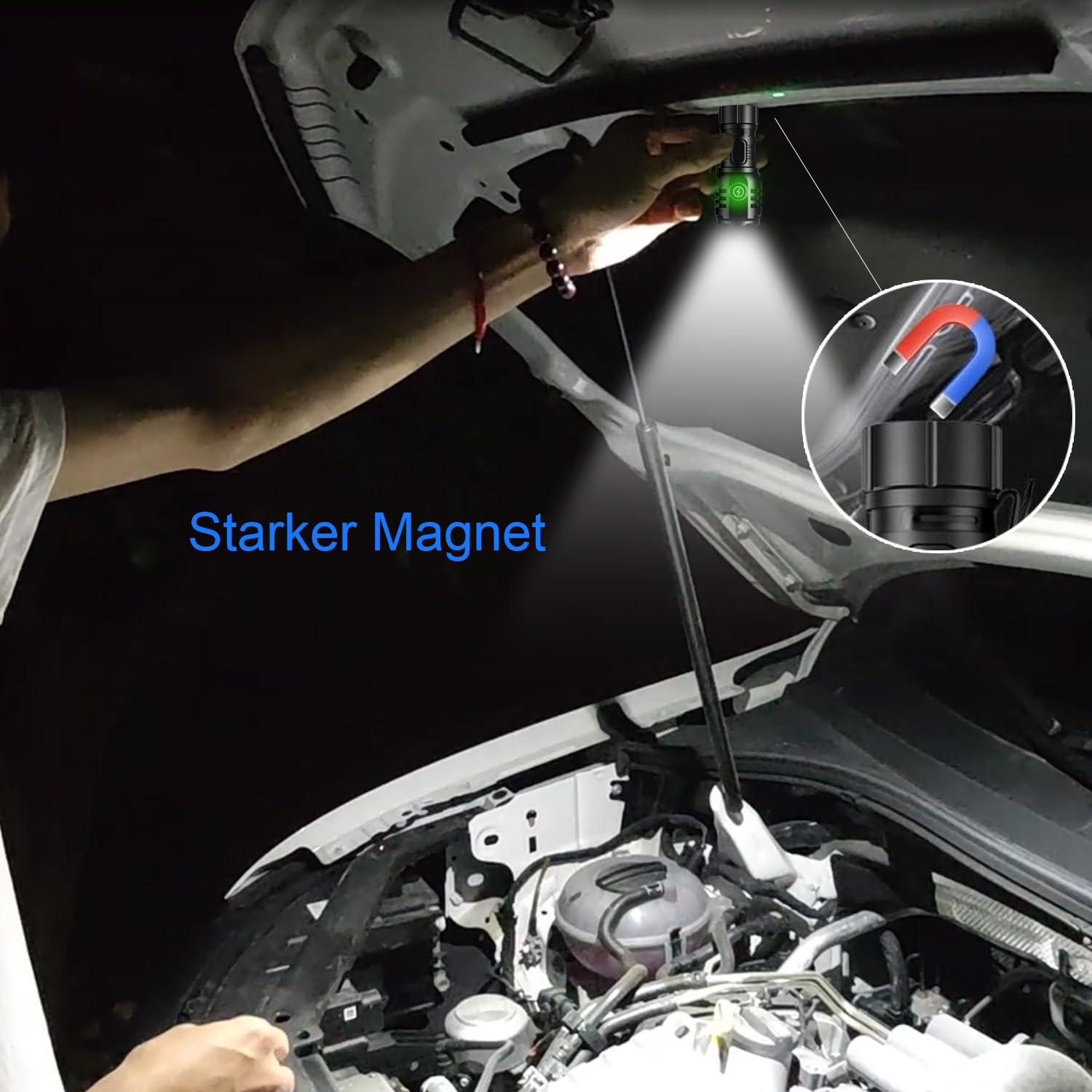 Eine Taschenlampe ist eingeschaltet, gehalten in der Nähe eines Automotors, mit Magnetaufsatz.