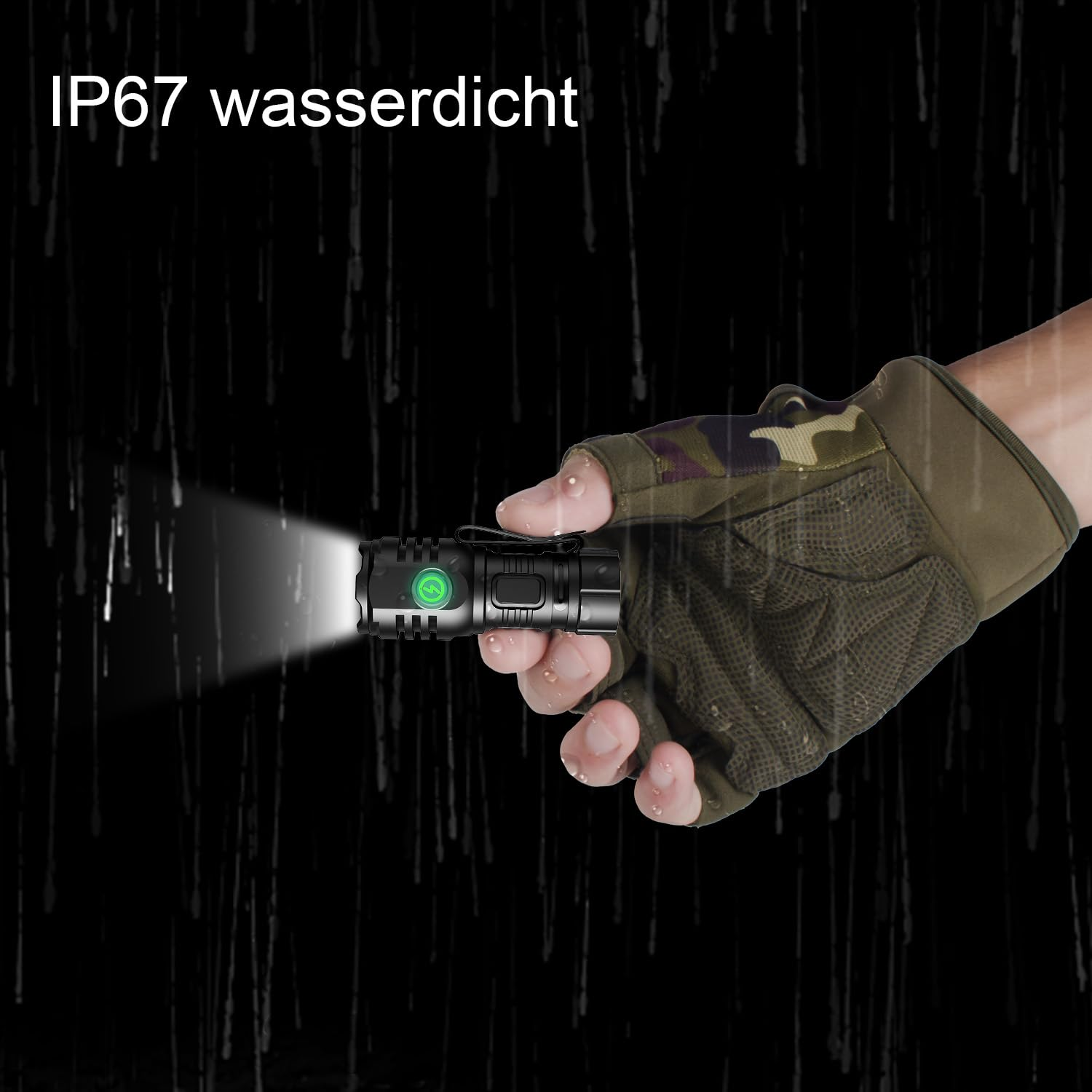 Eine schwarze Taschenlampe in der Hand, die einen Lichtstrahl im Regen aussendet. Text: IP67 wasserdicht.