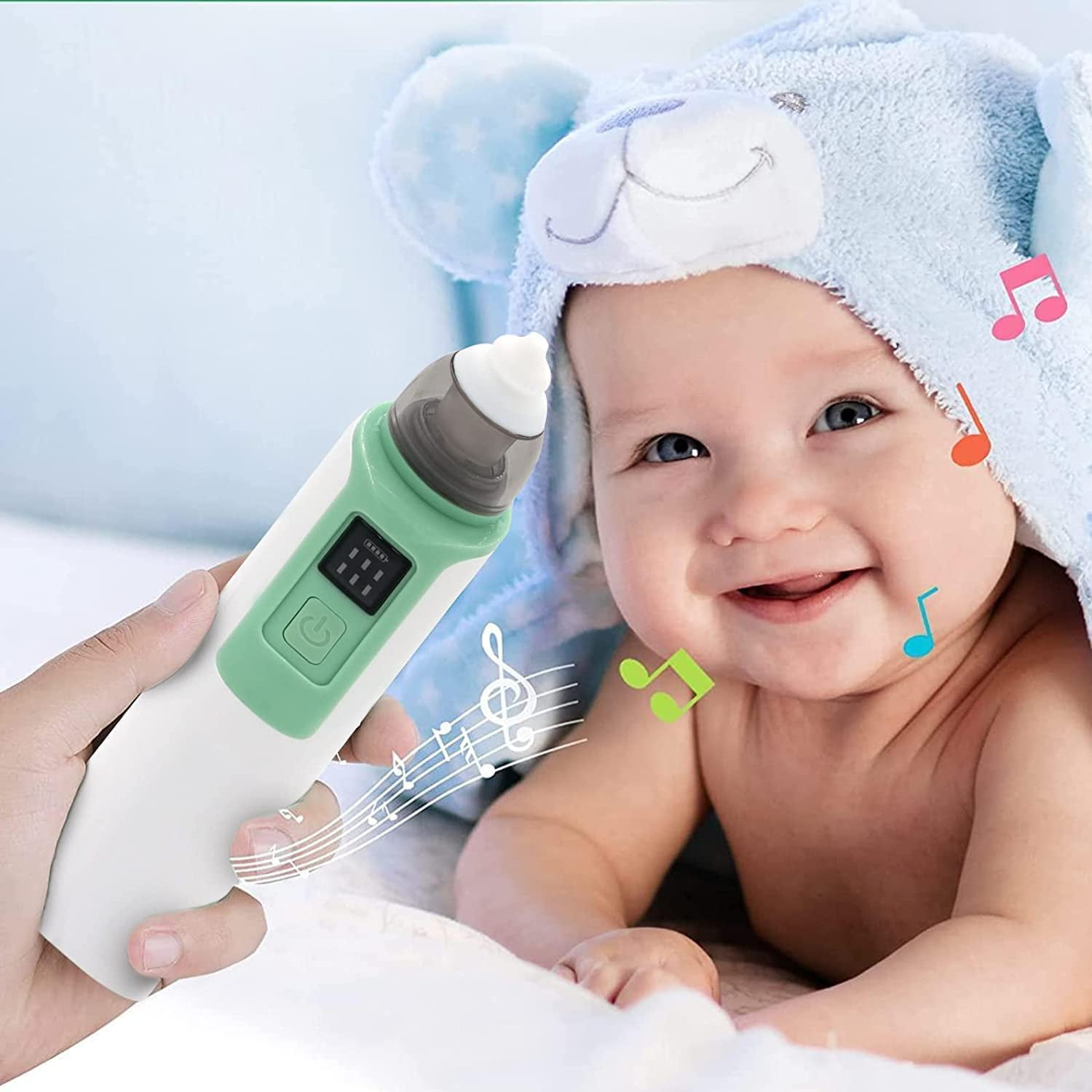 Ein Baby mit blauem Handtuch bekommt einen Nasensauger, dazu schweben Noten.