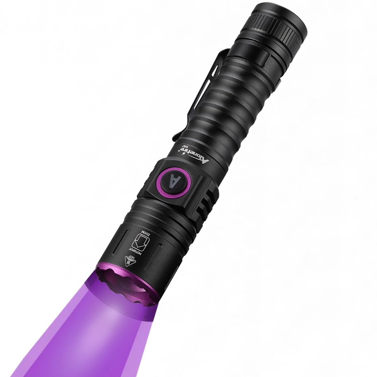 Schwarze UV-Taschenlampe, die einen violetten Strahl aussendet, mit Zoomfunktion.