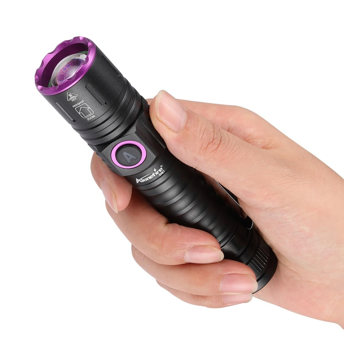 Schwarze Taschenlampe mit lila Akzenten, in der Hand gehalten. Zoom- und Hotspot-Anzeigen sichtbar.