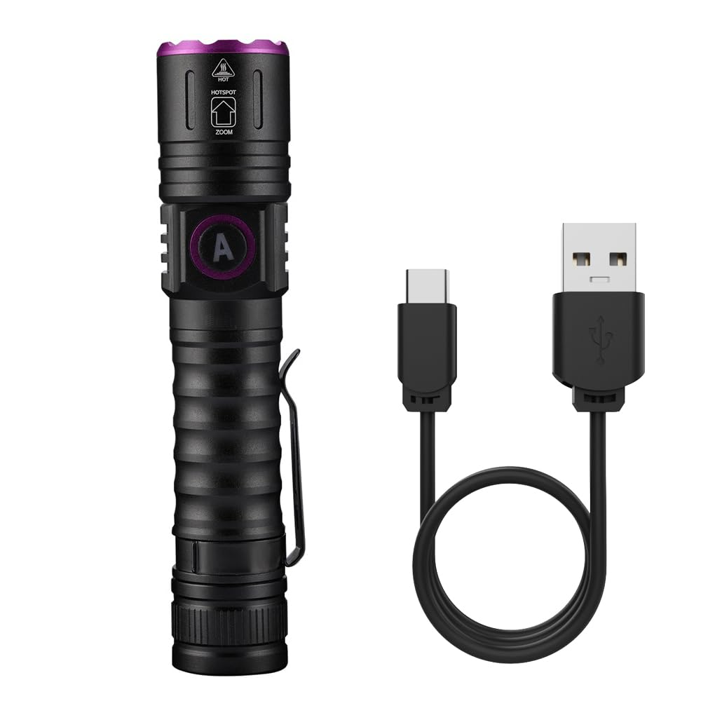 Schwarze Taschenlampe mit lila Kopf und USB-Kabel. Die Taschenlampe hat einen Taschenclip.