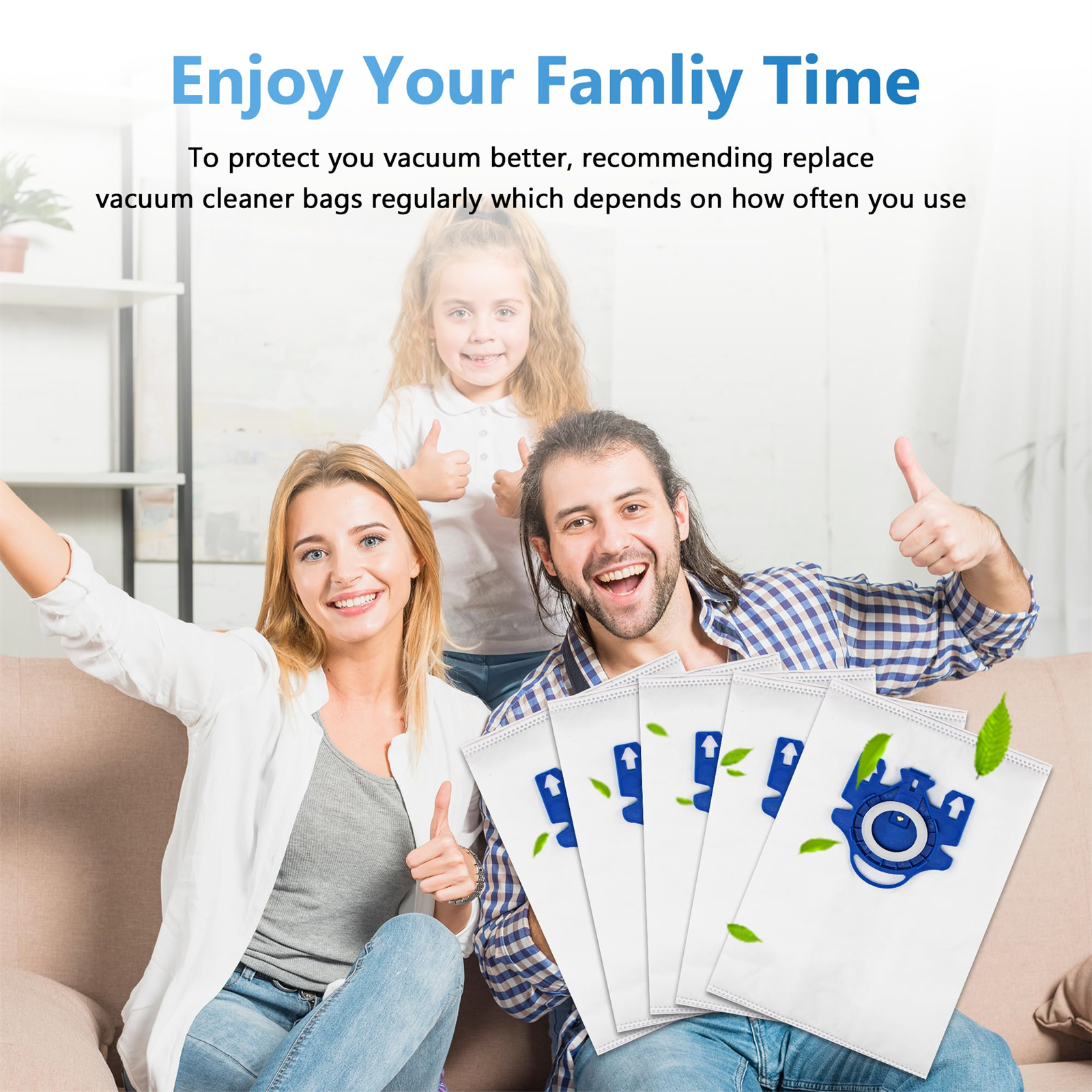 Familie mit Daumen hoch, hält Staubsaugerbeutel. Lächelndes Paar und Kind. Sofa im Hintergrund.