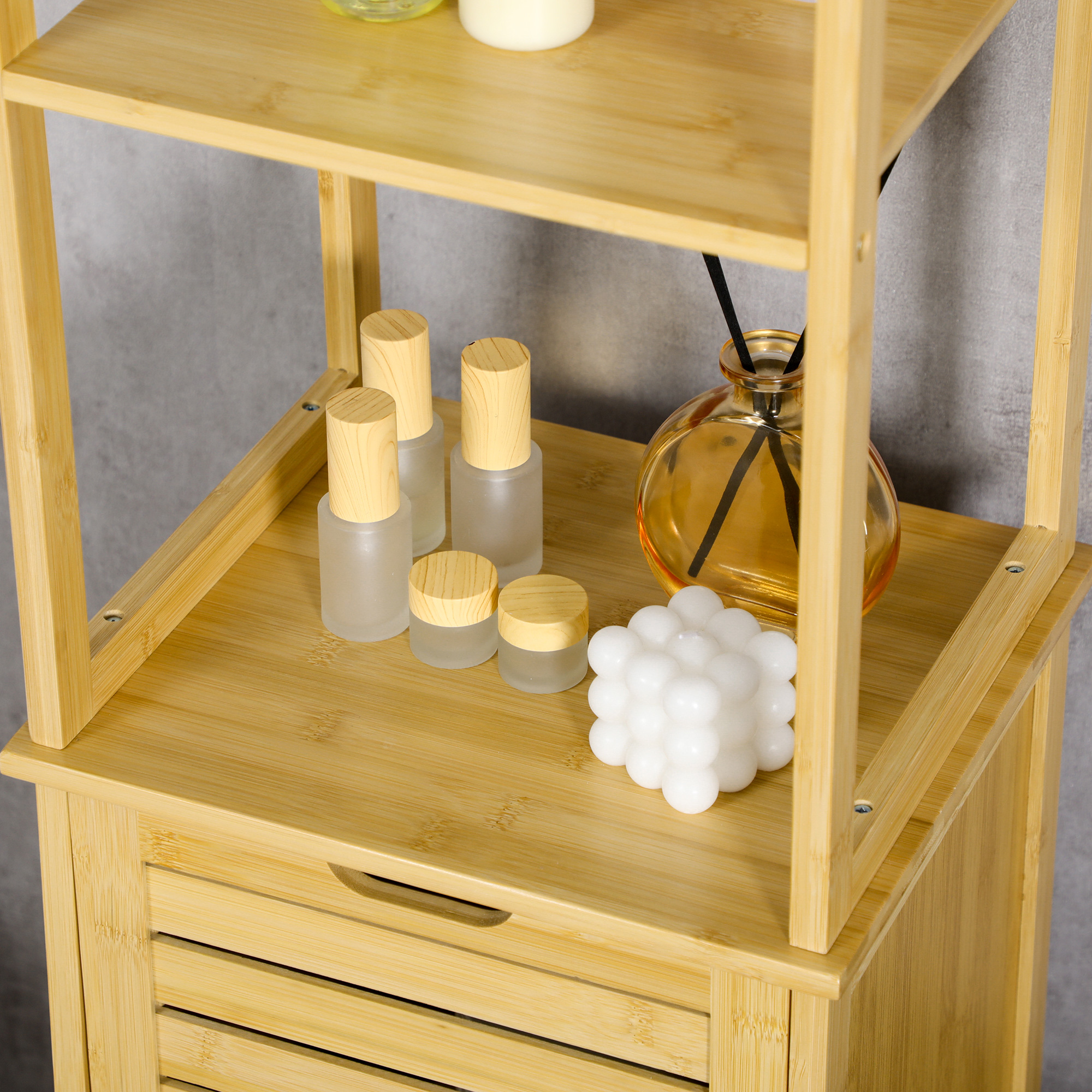 Ein Holzregal mit mehreren Regalen. Mehrere Flaschen und ein Diffusor stehen auf den Regalen.